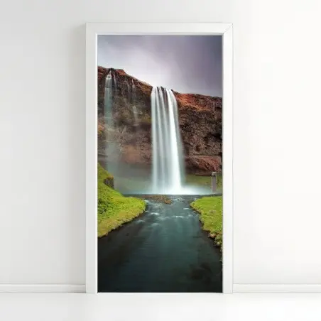 Türaufkleber nebeliger wasserfall im üppigen tal – Wallnifity®