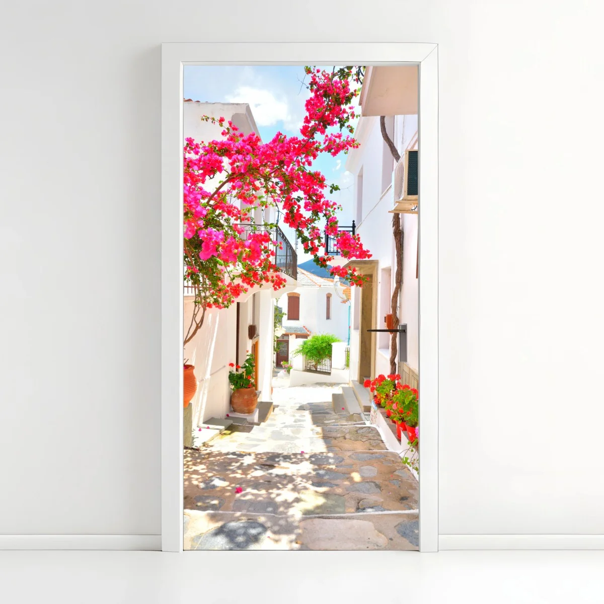 Türaufkleber sonnige mediterrane gasse mit bougainvillea – Wallnifity®