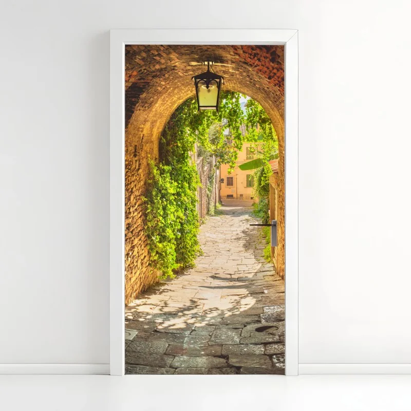Türaufkleber sonnige gasse in der Toskana