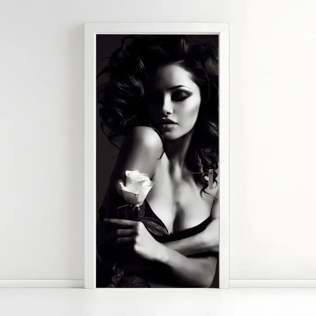 Türaufkleber sinnliches schwarzweiß-porträt mit rose – Wallnifity®