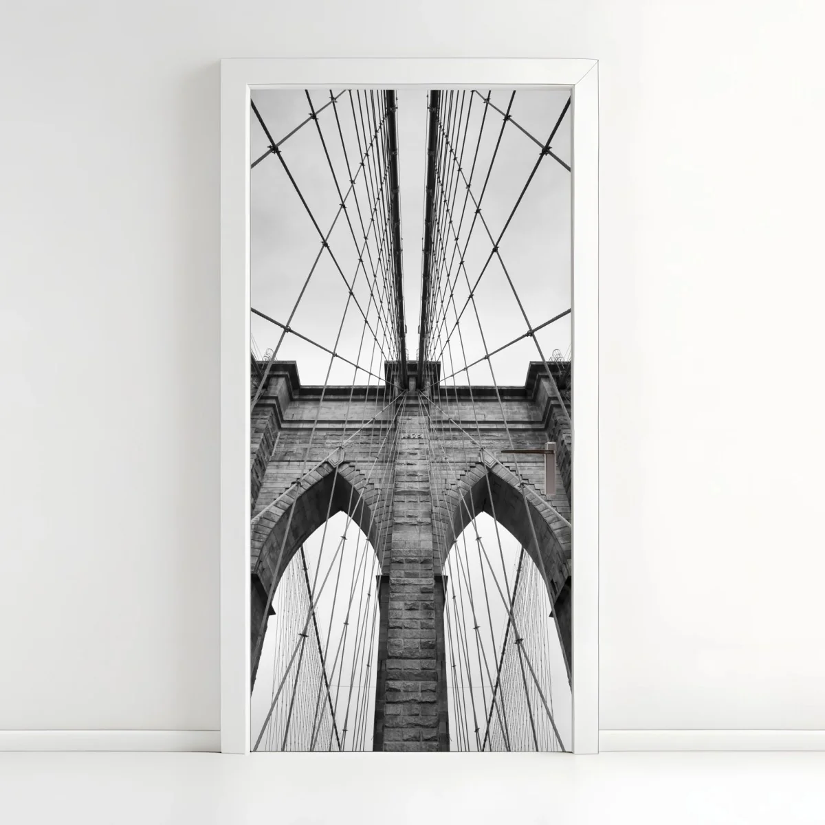 Türaufkleber perspektive der Brooklyn Bridge in monochrom – Wallnifity® Türaufkleber perspektive der Brooklyn Bridge in monochrom – Wallnifity®