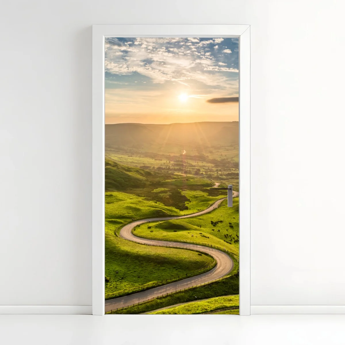 Türaufkleber goldener sonnenuntergang über einer geschwungenen landstraße – Wallnifity® Türaufkleber goldener sonnenuntergang über einer geschwungenen landstraße – Wallnifity®