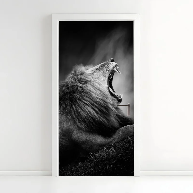Türaufkleber majestätischer brüllender löwe in monochrom