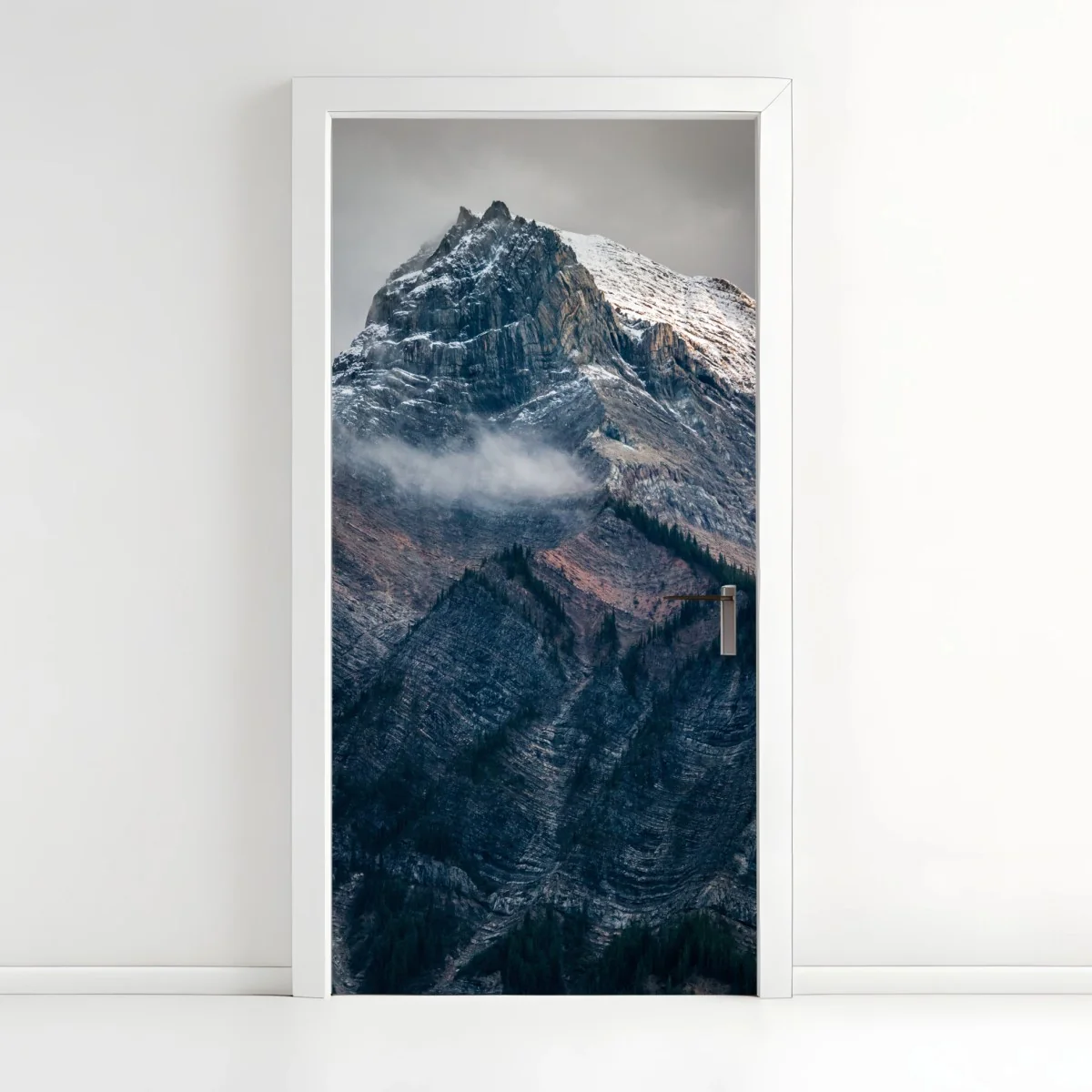 Türaufkleber dramatischer alpiner gipfel im nebel – Wallnifity® Türaufkleber dramatischer alpiner gipfel im nebel – Wallnifity®