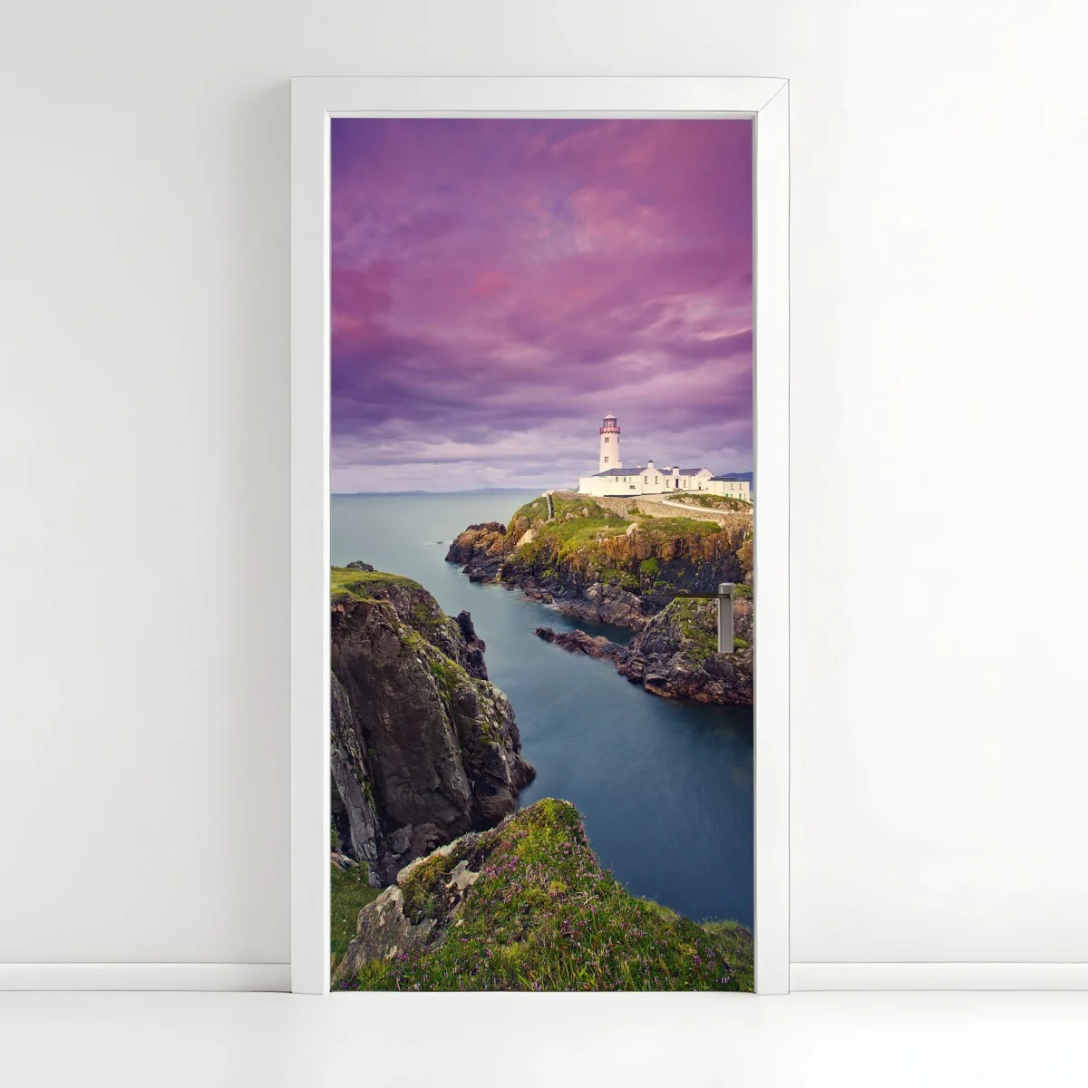 Türaufkleber lila leuchtturm an steiler küste – Wallnifity®
