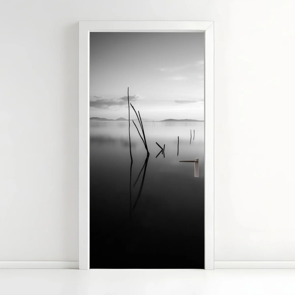 Türaufkleber ruhiger monochromer see mit reflexionen – Wallnifity®