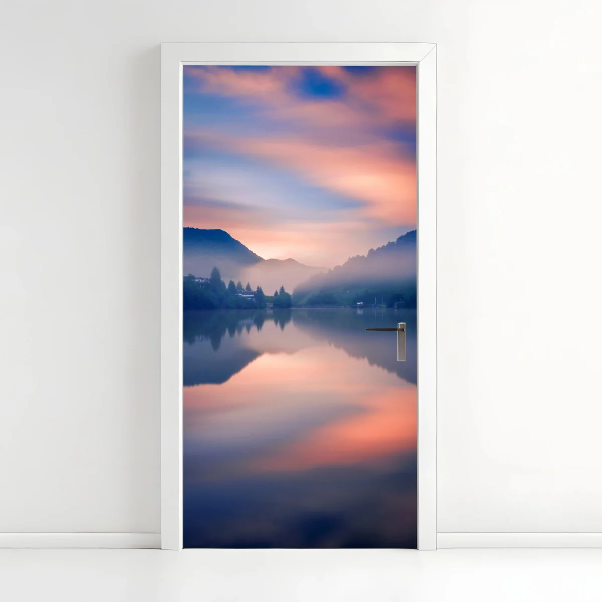 Türaufkleber nebeliger bergsee bei dämmerung – Wallnifity® Türaufkleber nebeliger bergsee bei dämmerung – Wallnifity®