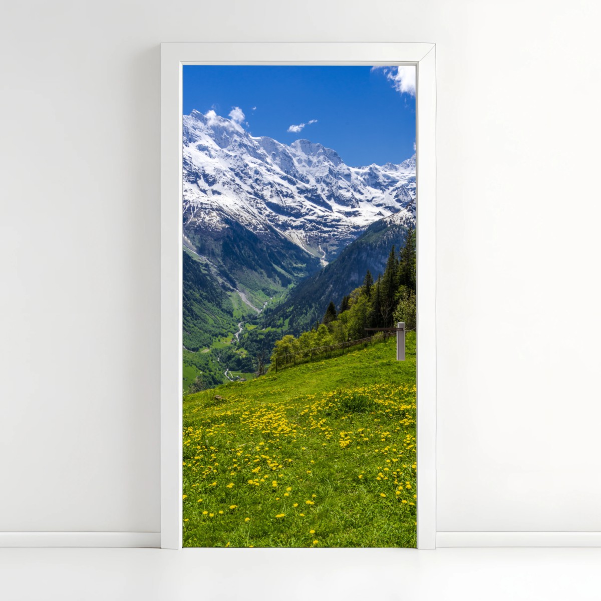 Türaufkleber alpwiese im frühling vor schneebedeckten gipfeln – Wallnifity®