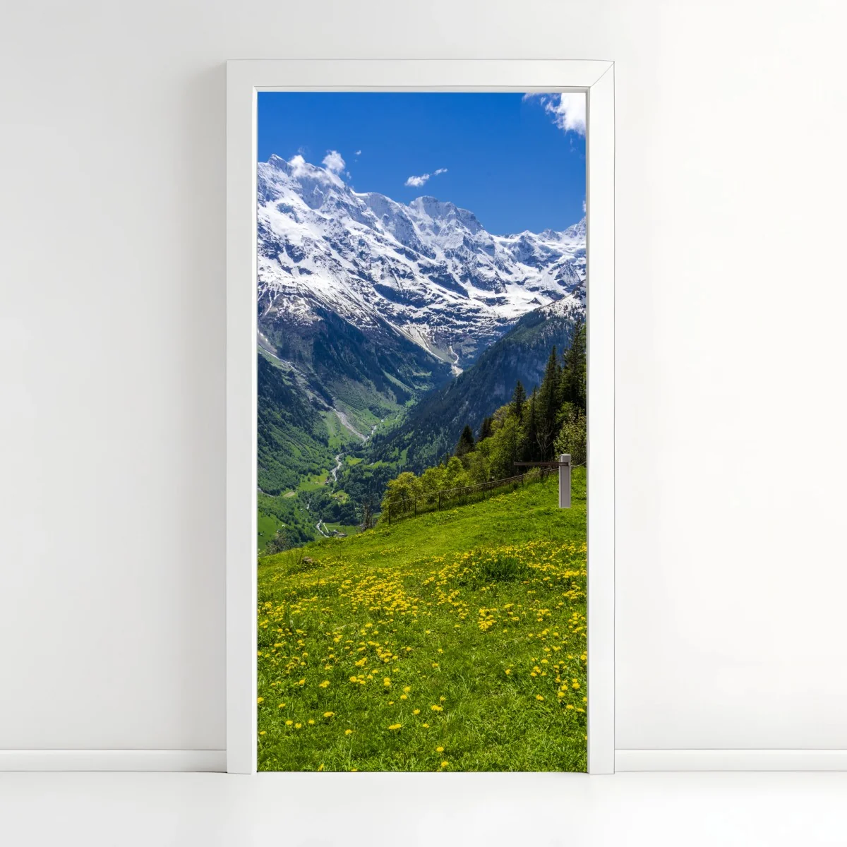 Türaufkleber alpwiese im frühling vor schneebedeckten gipfeln – Wallnifity®