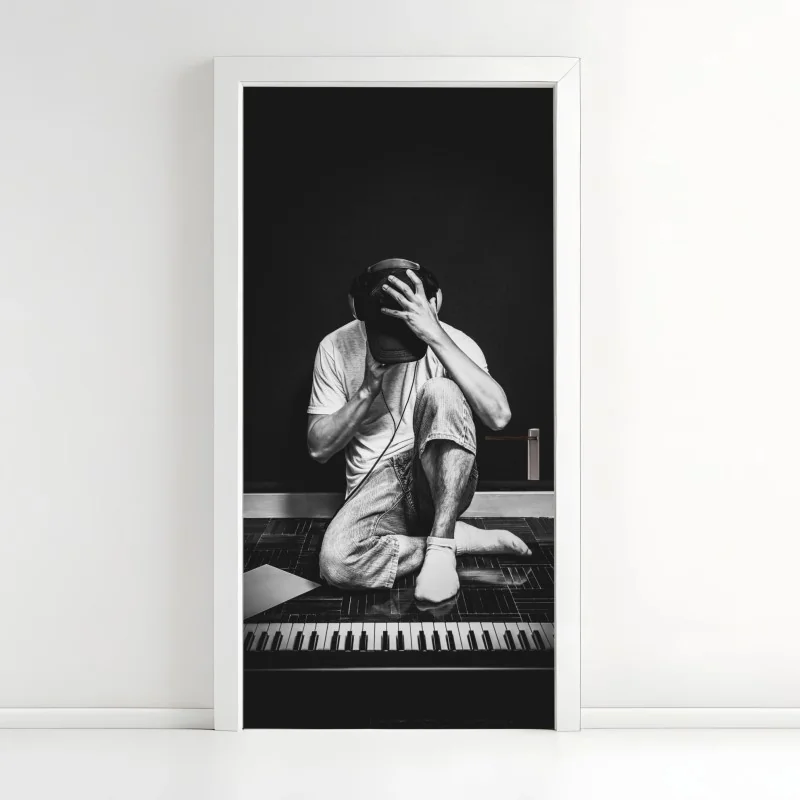 Türaufkleber introvertierter musiker am keyboard