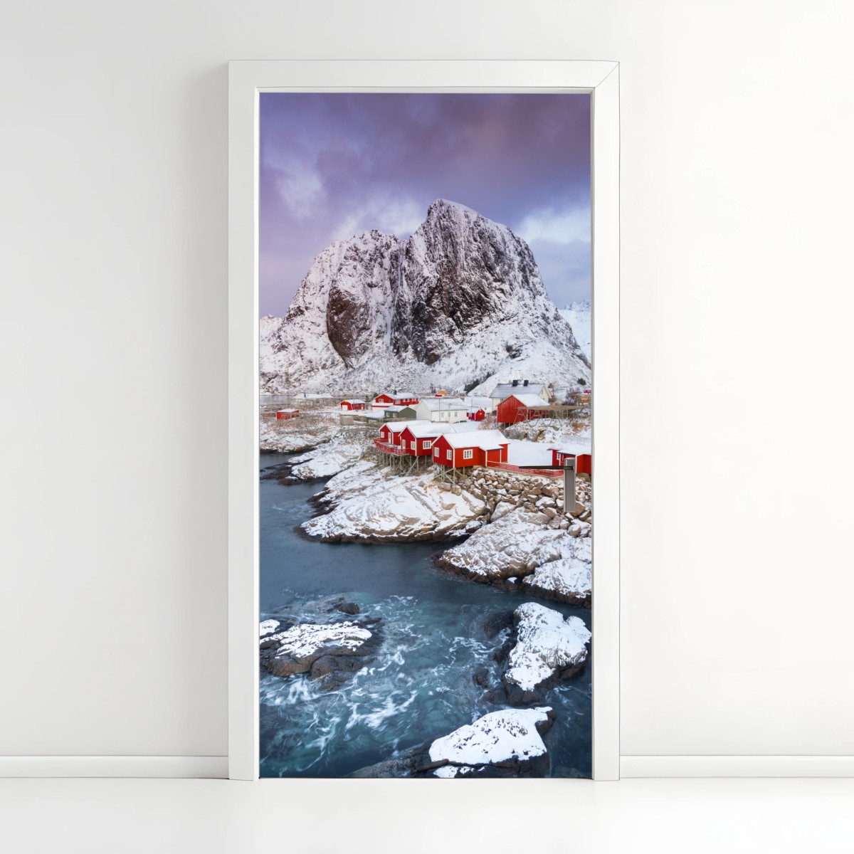 Türaufkleber rote küstenhäuser vor schneebedecktem berg – Wallnifity®