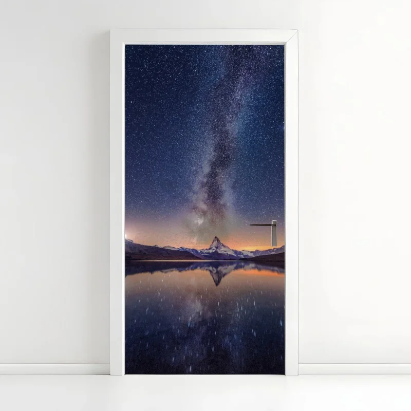 Türaufkleber milchstraße über alpengipfel gespiegelt im see