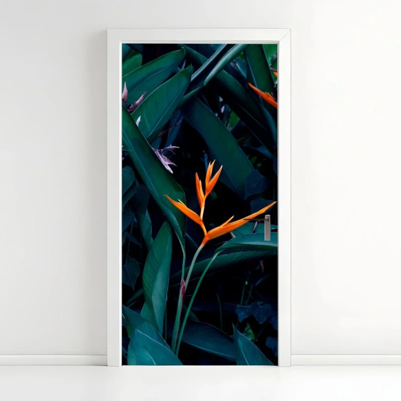 Türaufkleber leuchtende strelitzie vor tiefgrünen blättern