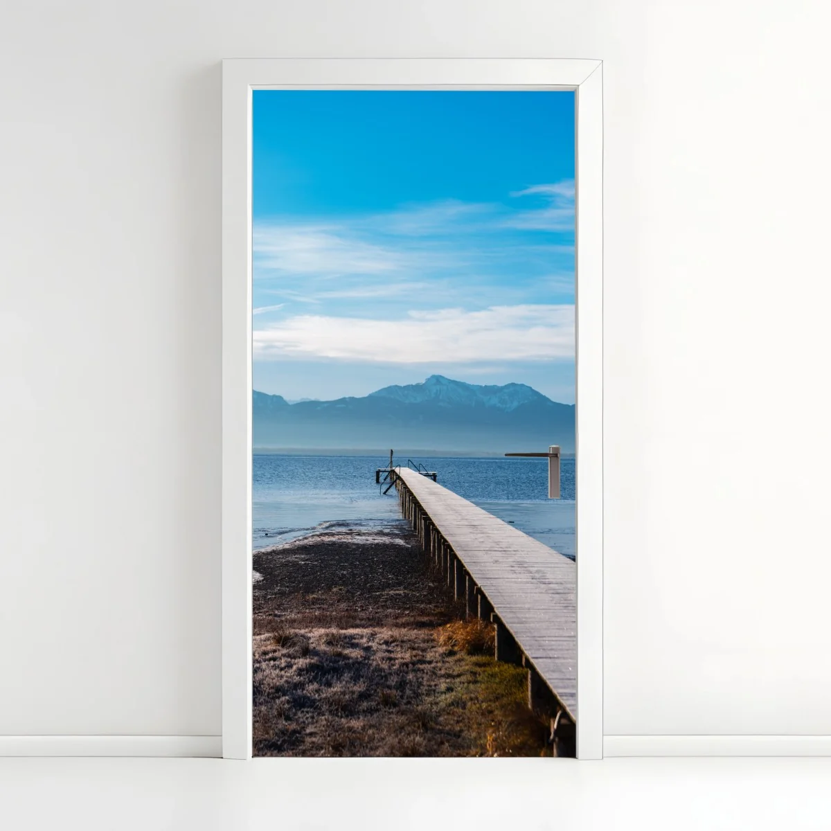 Türaufkleber nebliger steg am bergsee bei dämmerung – Wallnifity®