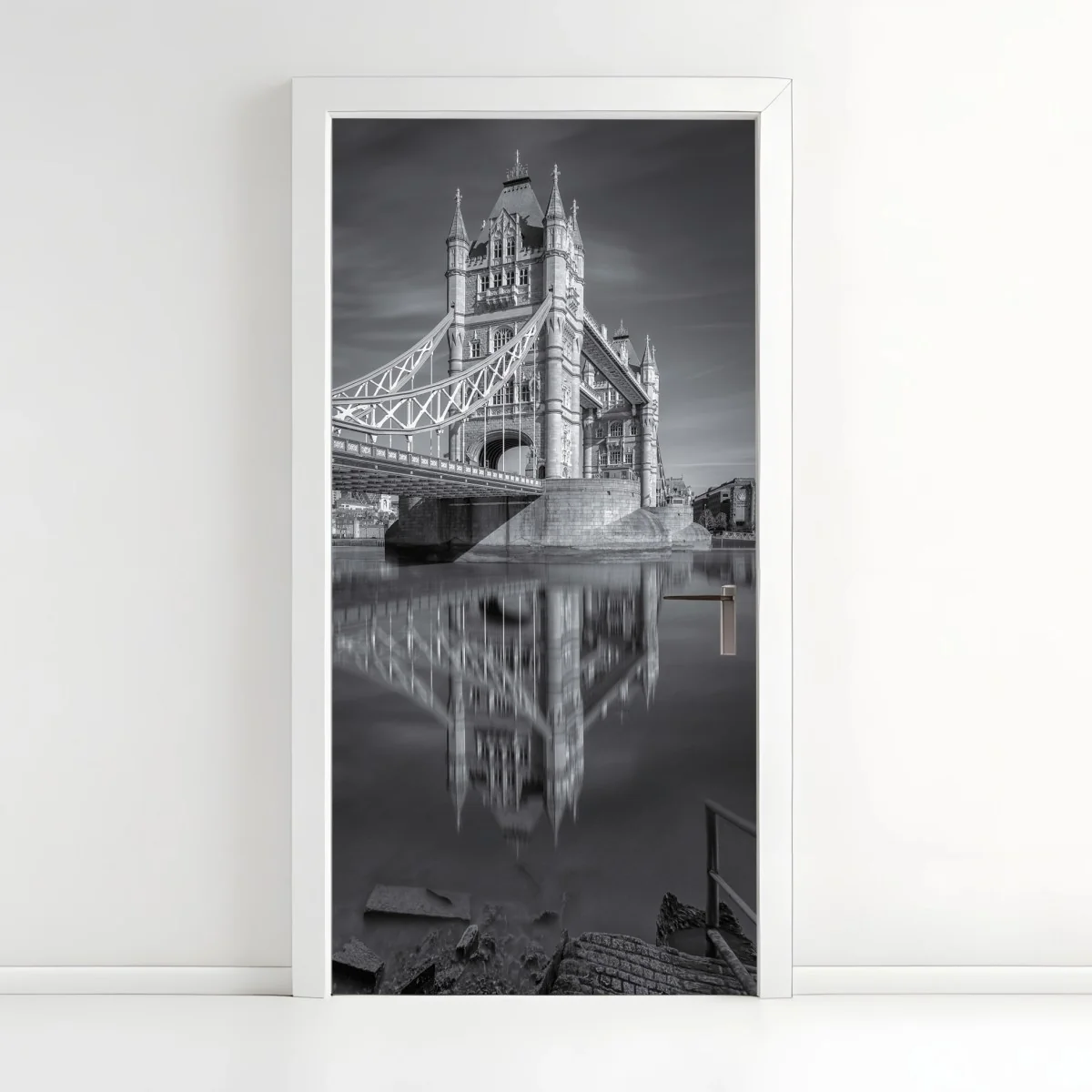 Türaufkleber Tower Bridge reflektiert in schwarzweiß – Wallnifity®