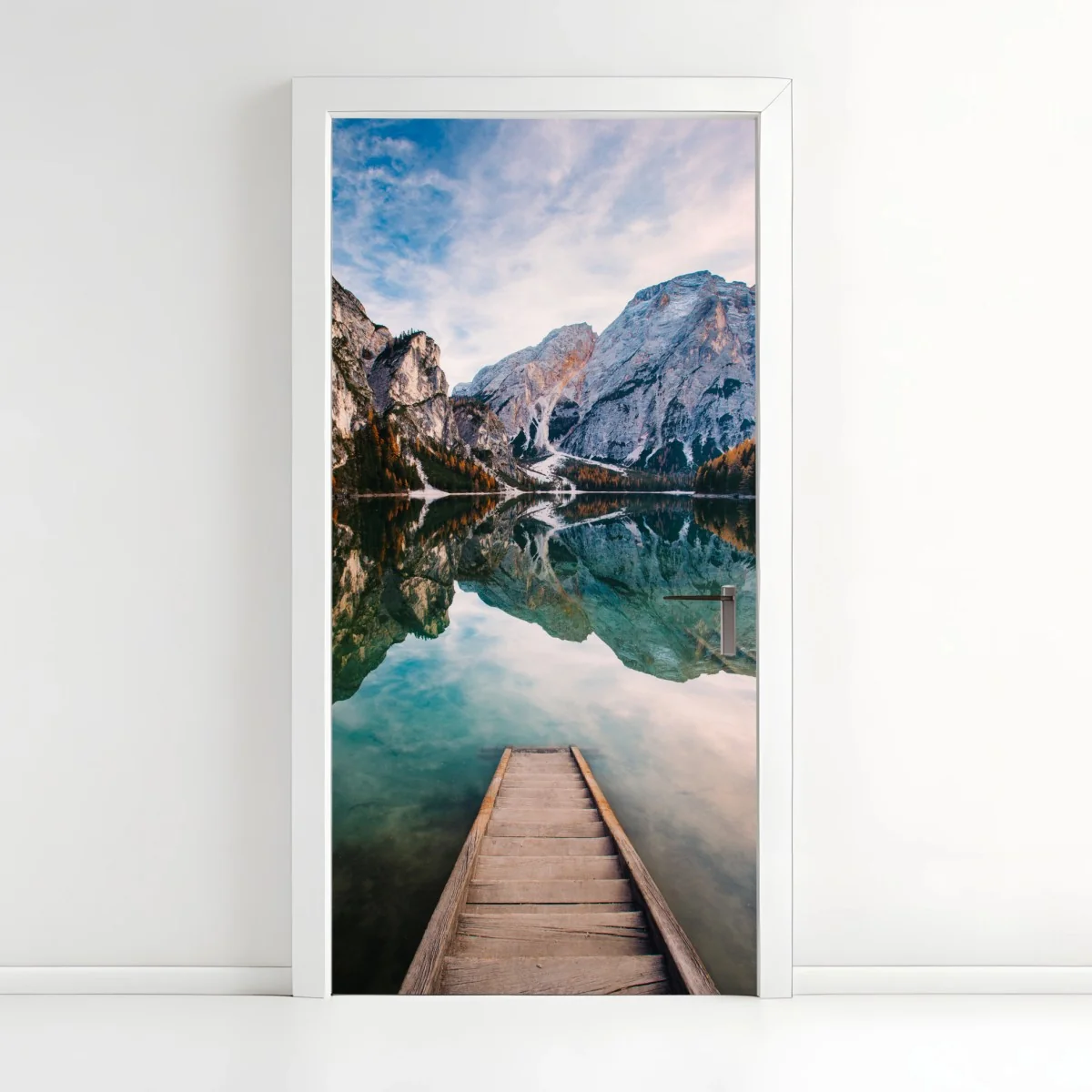Türaufkleber ruhiger alpensee mit hölzernem steg – Wallnifity® Türaufkleber ruhiger alpensee mit hölzernem steg – Wallnifity®
