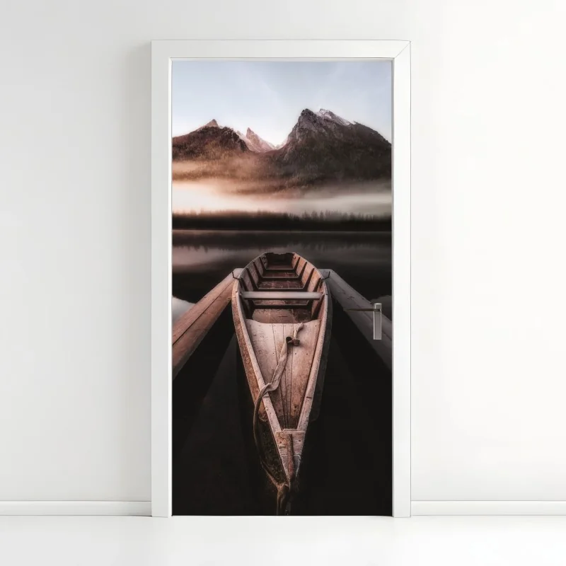 Türaufkleber nebliges boot am bergsee