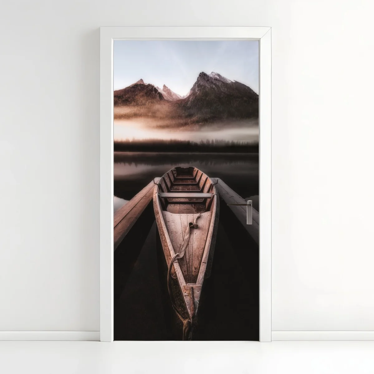 Türaufkleber nebliges boot am bergsee – Wallnifity®