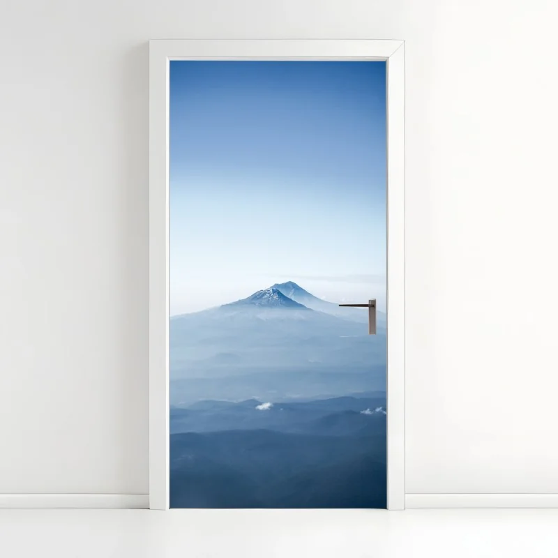 Türaufkleber neblige blaue berggipfel