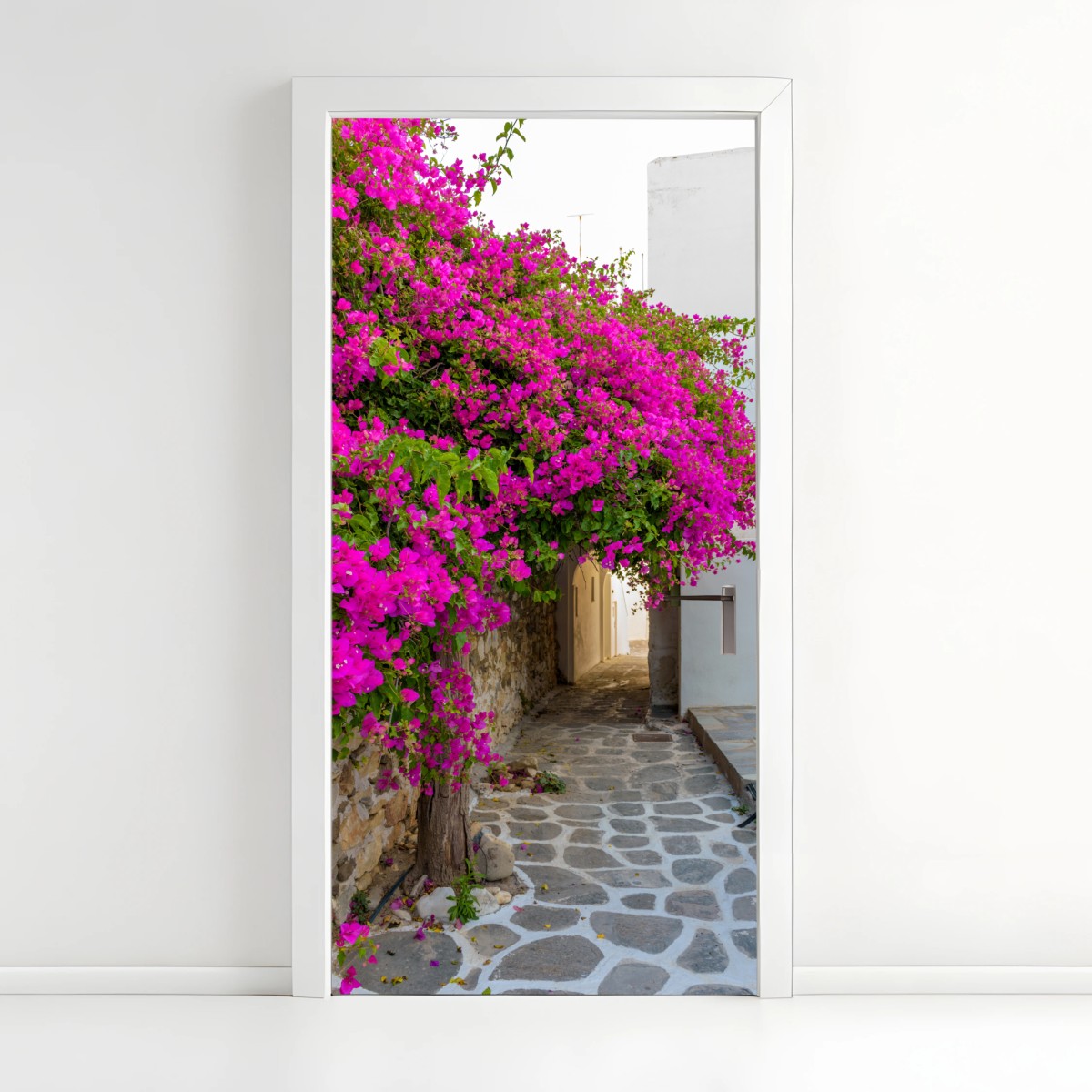 Türaufkleber blühende bougainvillea in Naousa gasse – Wallnifity® Türaufkleber blühende bougainvillea in Naousa gasse – Wallnifity®