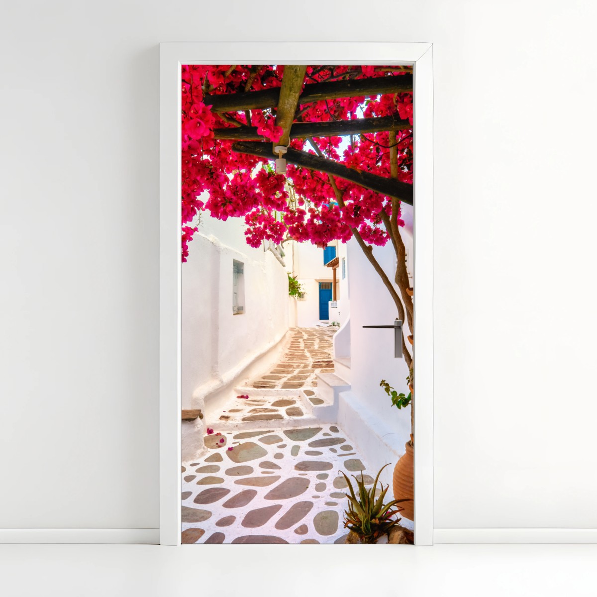Türaufkleber sonnige gasse in Griechenland mit bougainvillea – Wallnifity®