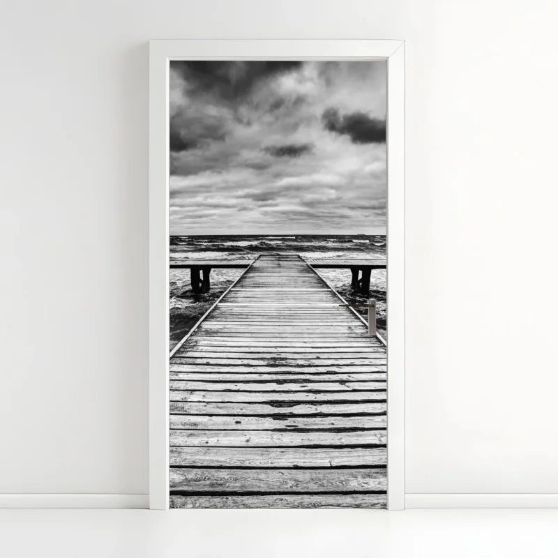 Türaufkleber dramatischer schwarzweiß-steg in stürmischer see