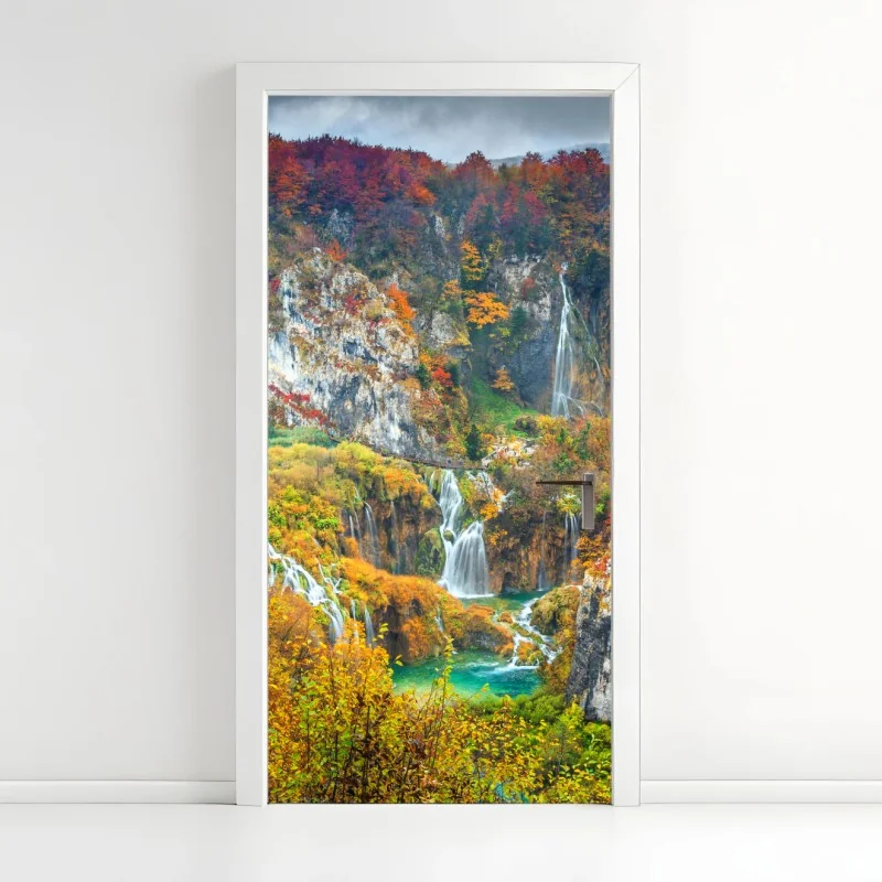 Türaufkleber herbstliche wasserfälle in einem farbenfrohen wald