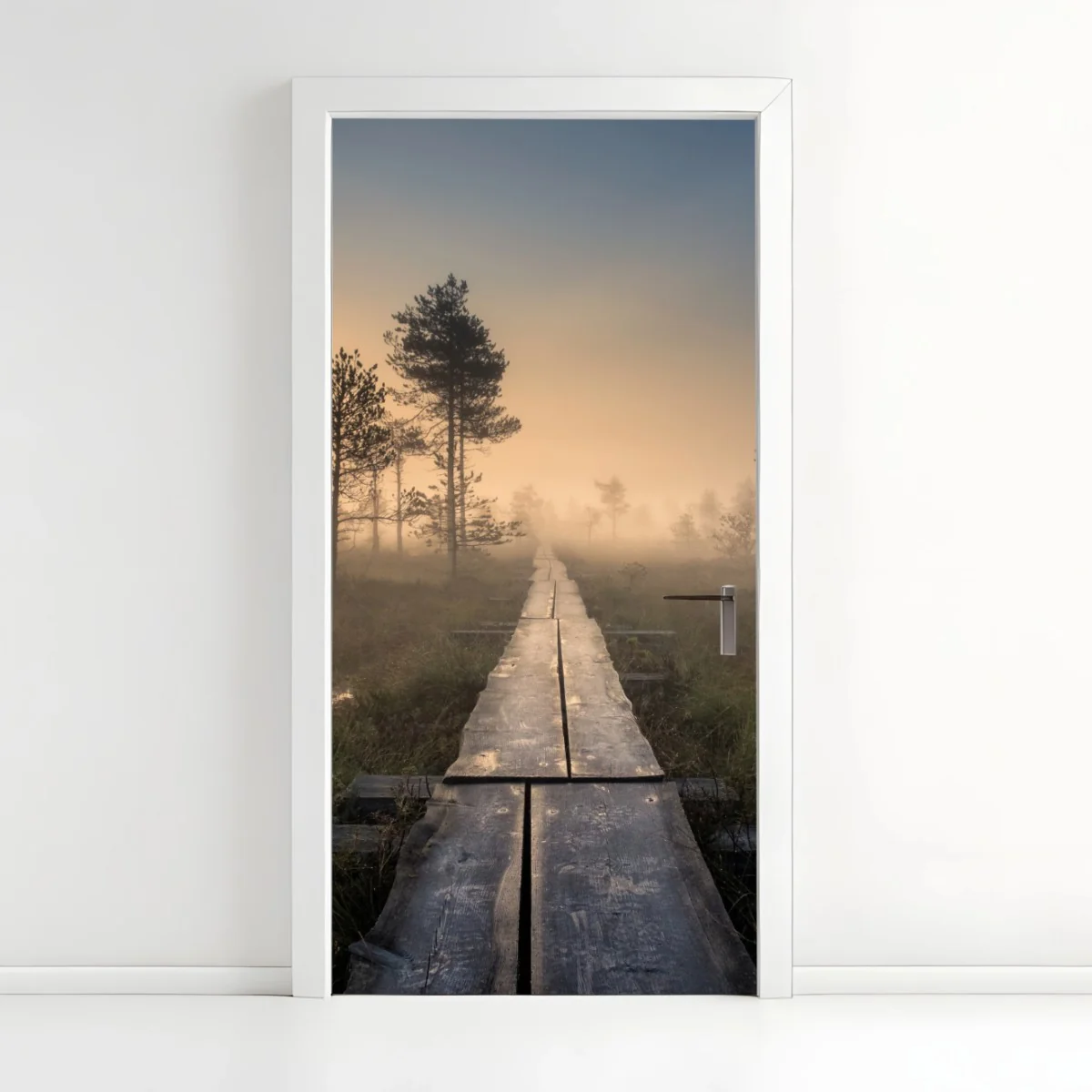 Türaufkleber nebliger sonnenaufgang über dem holzsteg – Wallnifity® Türaufkleber nebliger sonnenaufgang über dem holzsteg – Wallnifity®