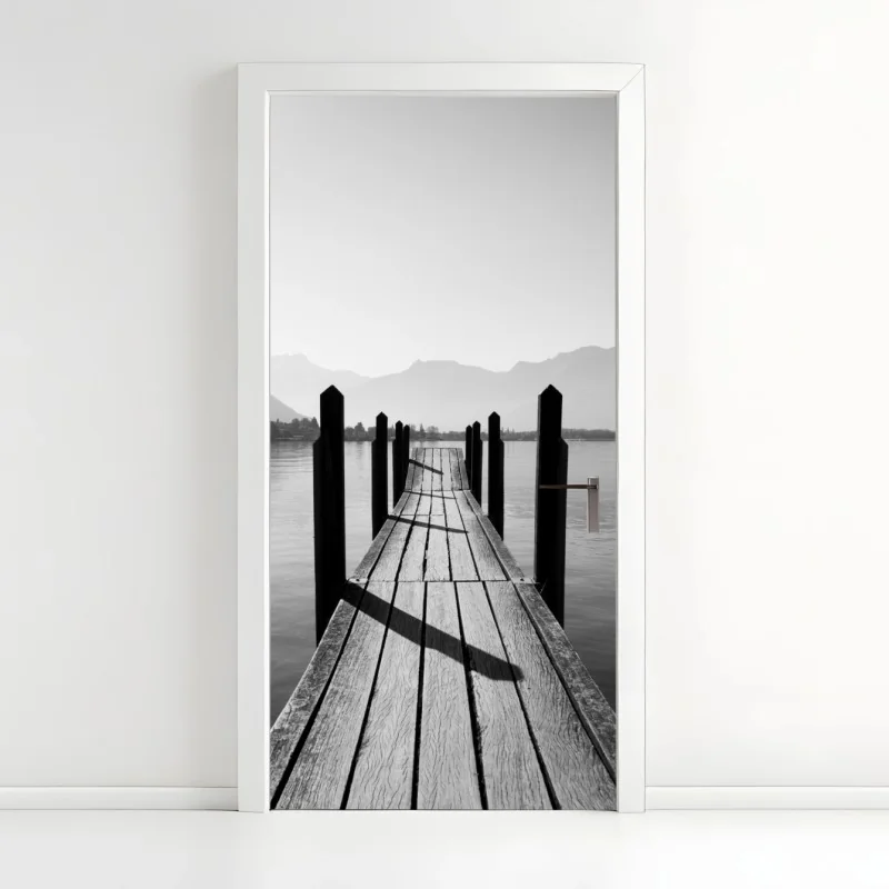 Türaufkleber ruhiger steg am see in schwarzweiß