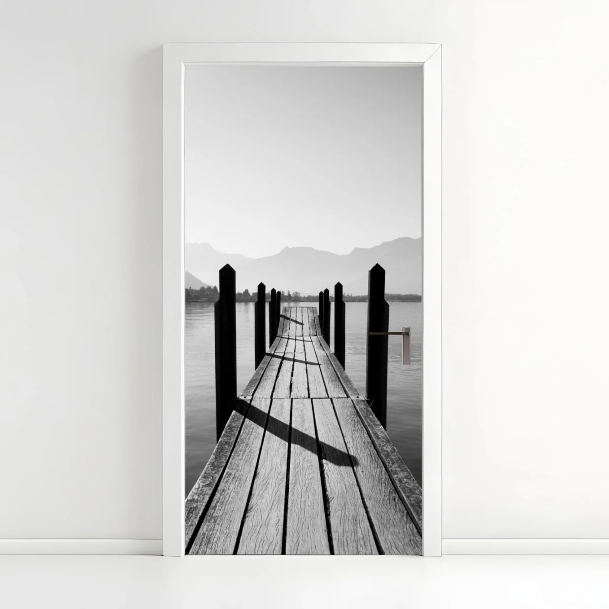 Türaufkleber ruhiger steg am see in schwarzweiß – Wallnifity® Türaufkleber ruhiger steg am see in schwarzweiß – Wallnifity®