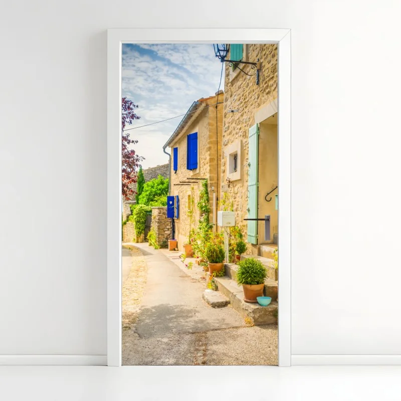 Türaufkleber sonnenbeschienene dorfstraße mit steinhäusern und bunten fensterläden
