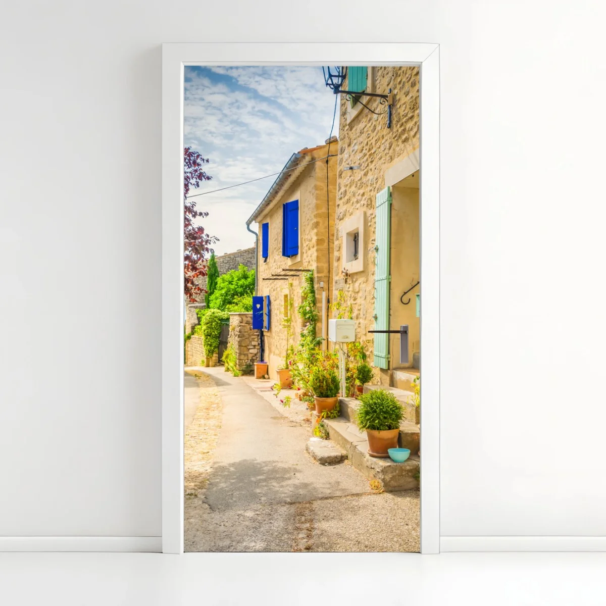 Türaufkleber sonnenbeschienene dorfstraße mit steinhäusern und bunten fensterläden – Wallnifity® Türaufkleber sonnenbeschienene dorfstraße mit steinhäusern und bunten fensterläden – Wallnifity®