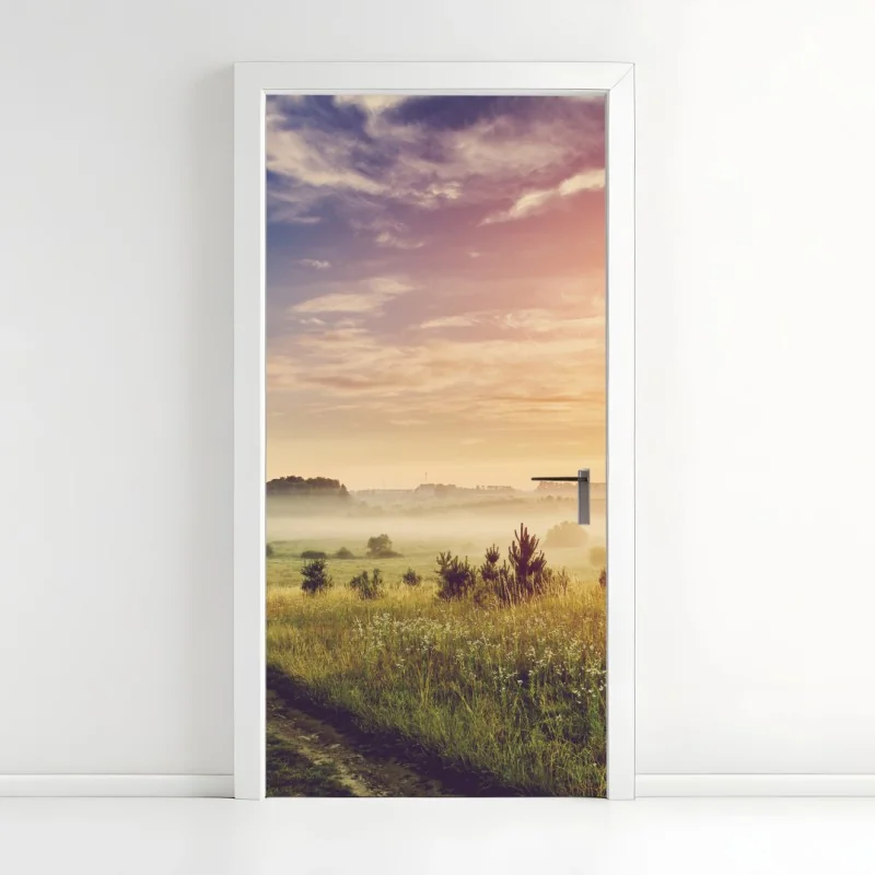 Türaufkleber nebeliger sonnenaufgang über einer ländlichen wiese