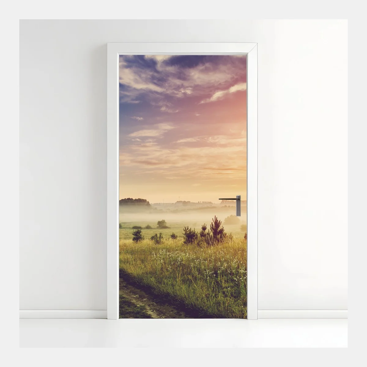 Türaufkleber nebeliger sonnenaufgang über einer ländlichen wiese – Wallnifity® Türaufkleber nebeliger sonnenaufgang über einer ländlichen wiese – Wallnifity®