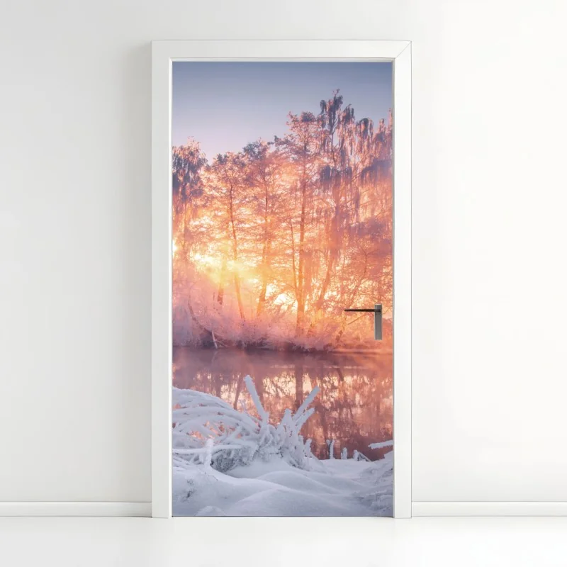 Türaufkleber winterlicher sonnenaufgang über zugefrorenem fluss