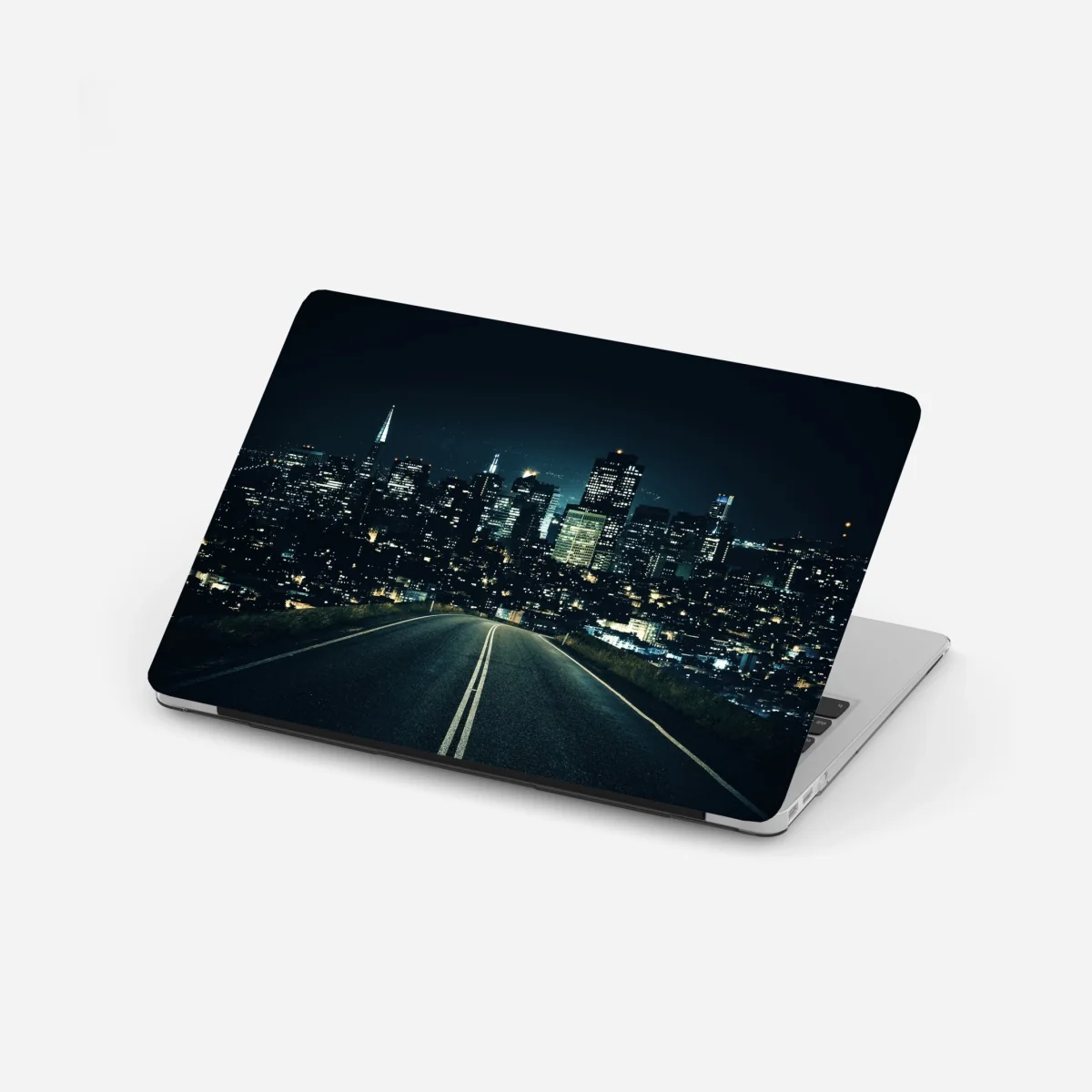 Laptop-Aufkleber straße zur beleuchteten stadtsilhouette bei nacht – Wallnifity® Laptop-Aufkleber straße zur beleuchteten stadtsilhouette bei nacht – Wallnifity®