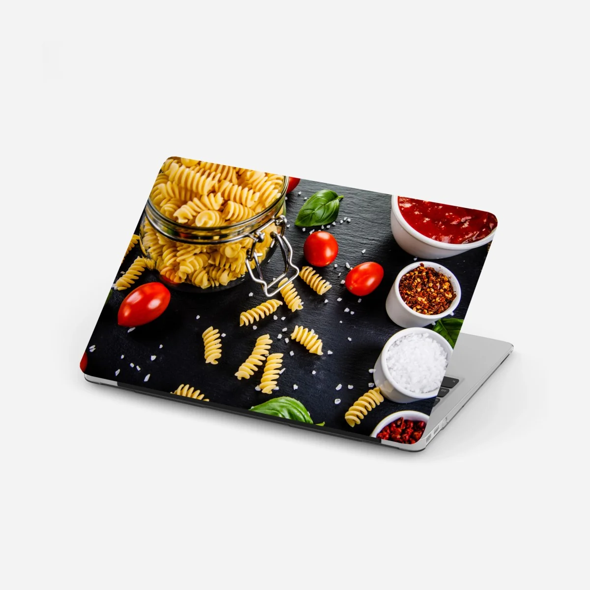 Laptop-Aufkleber pasta zutaten arrangiert mit tomaten und basilikum – Wallnifity®