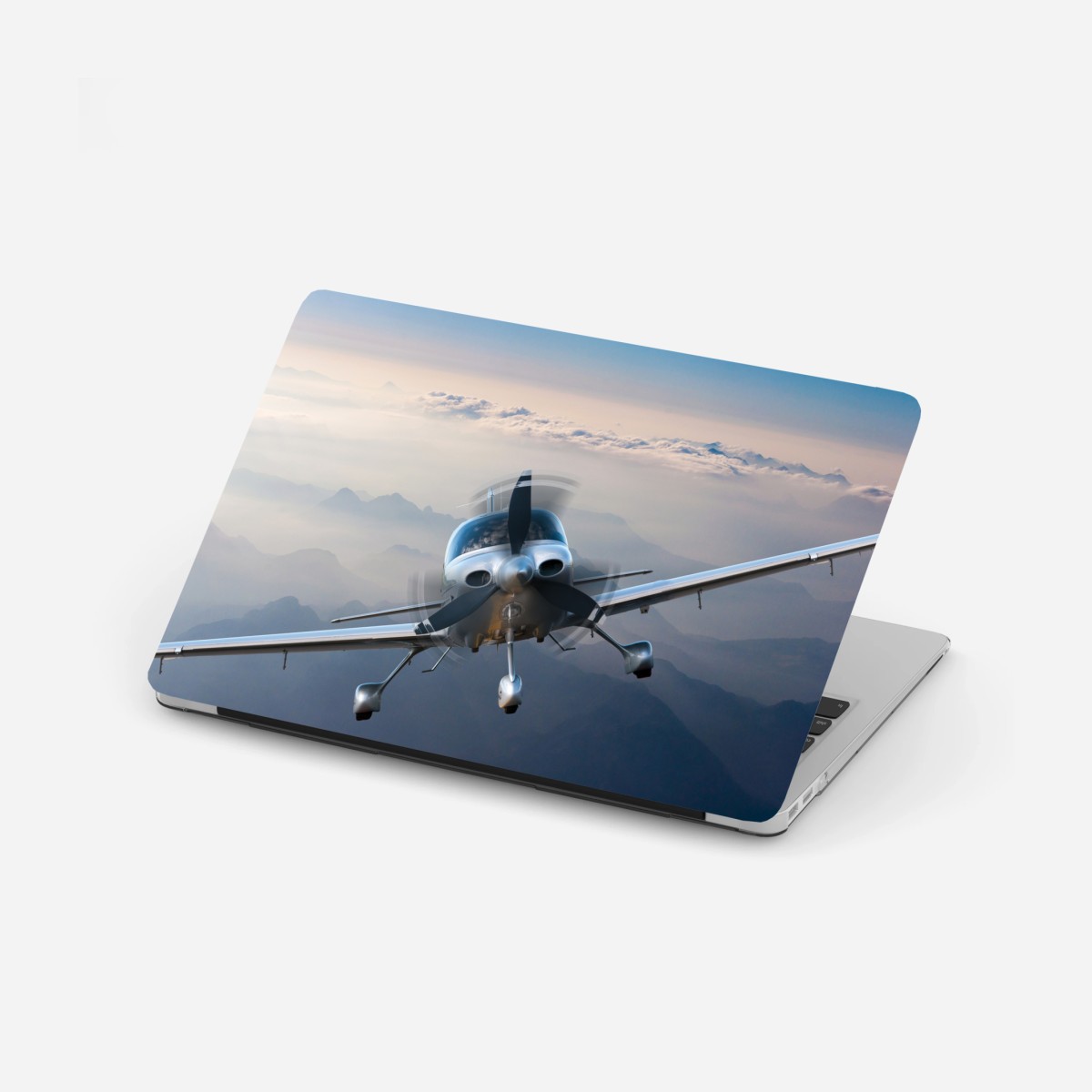 Laptop-Aufkleber silbernes propellerflugzeug über nebeligen bergen – Wallnifity®