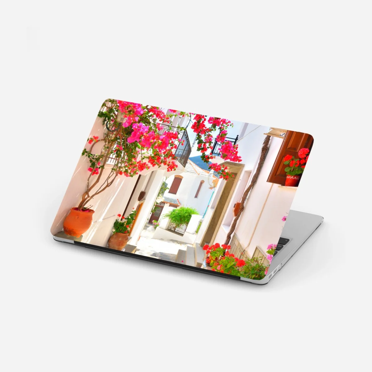 Laptop-Aufkleber sonnige mediterrane gasse mit bougainvillea – Wallnifity®