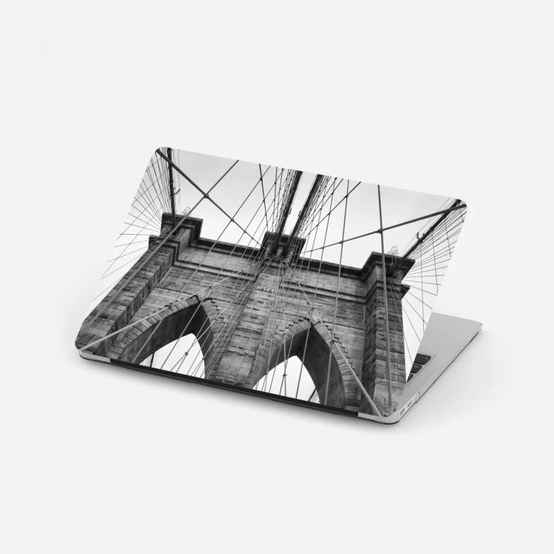 Laptop-Aufkleber perspektive der Brooklyn Bridge in monochrom