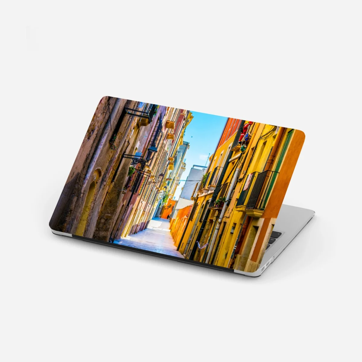 Laptop-Aufkleber sonnenbeschienene mediterrane gasse mit bunten fassaden – Wallnifity® Laptop-Aufkleber sonnenbeschienene mediterrane gasse mit bunten fassaden – Wallnifity®