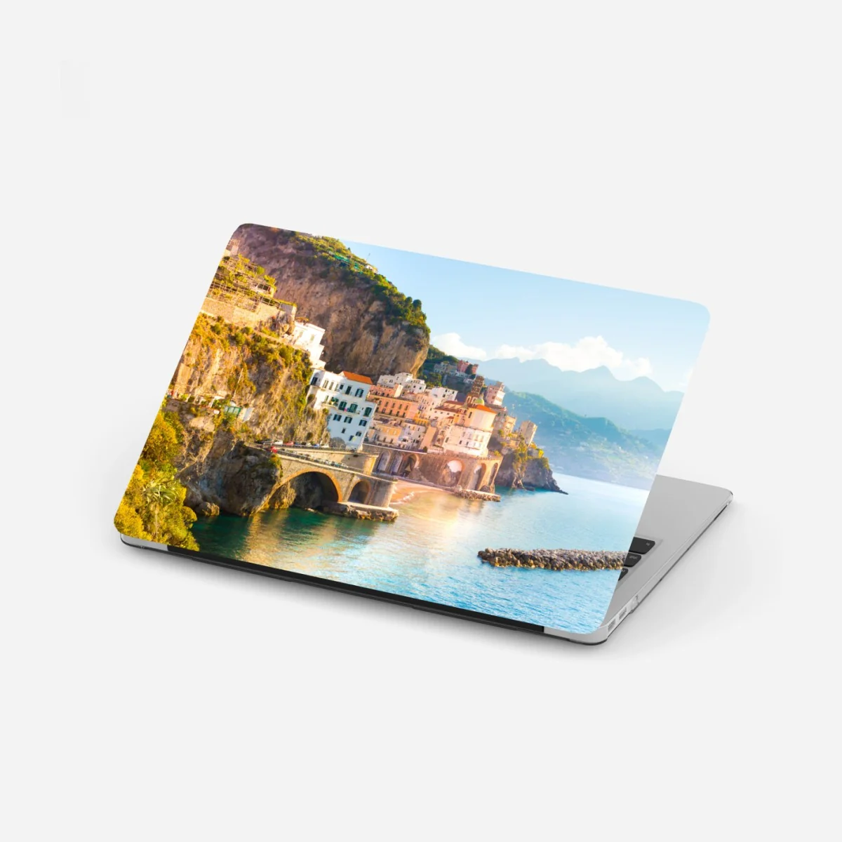 Laptop-Aufkleber sonniges küstendorf am klippenrand – Wallnifity® Laptop-Aufkleber sonniges küstendorf am klippenrand – Wallnifity®