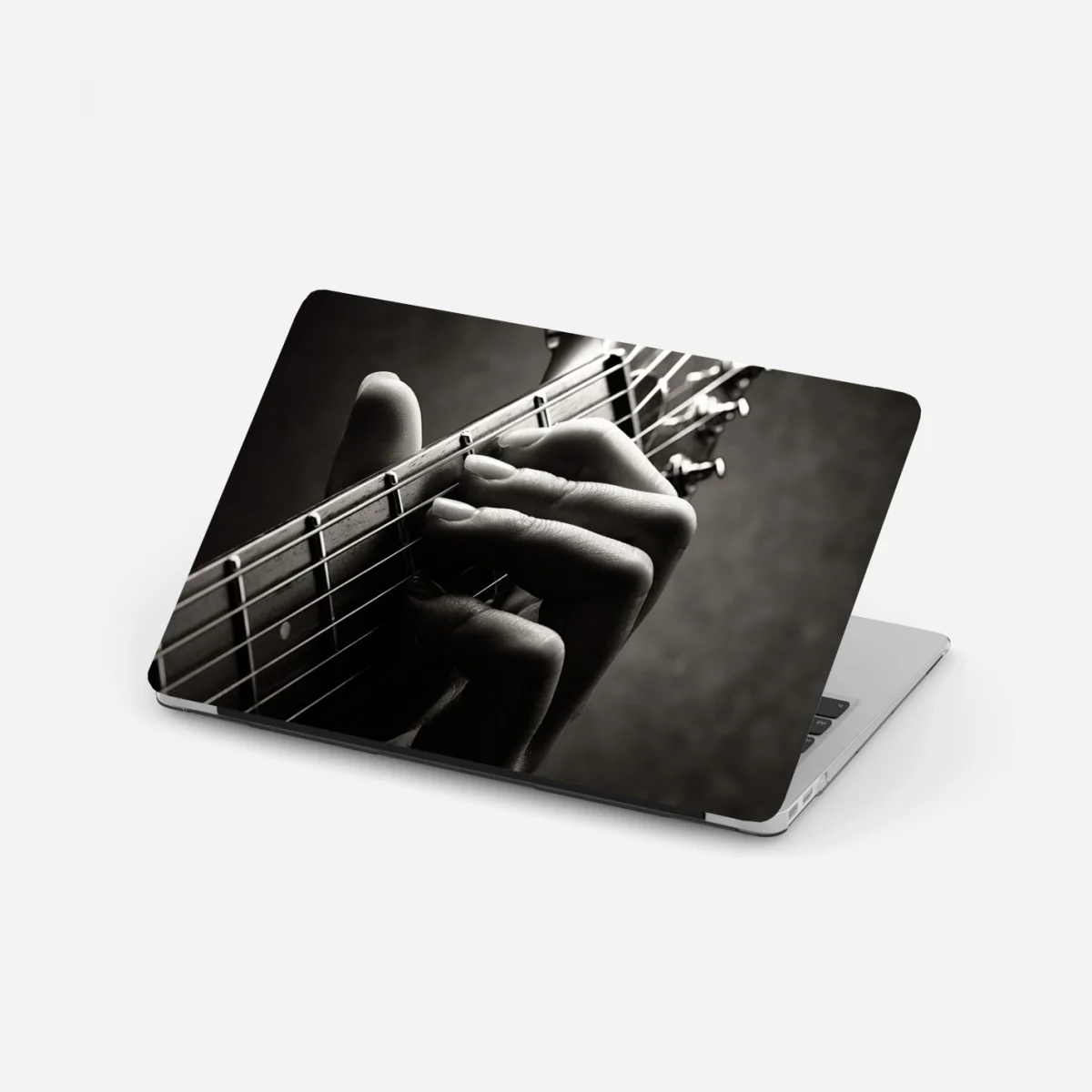 Laptop-Aufkleber nahaufnahme der hand auf dem griffbrett – Wallnifity® Laptop-Aufkleber nahaufnahme der hand auf dem griffbrett – Wallnifity®