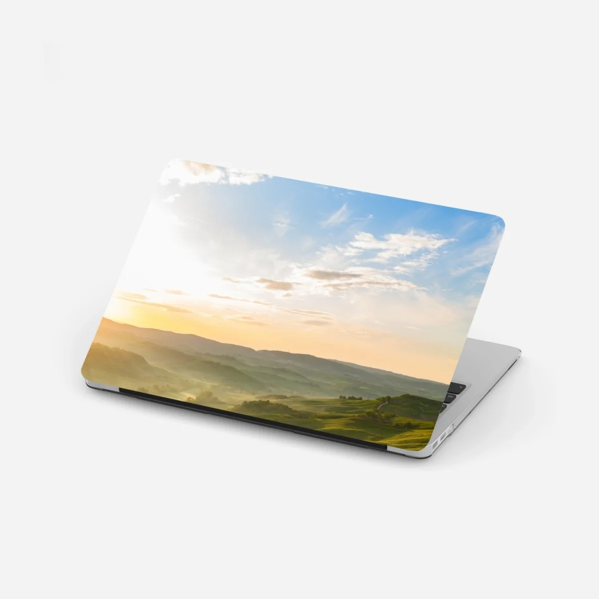 Laptop-Aufkleber sonnenaufgang über nebligen hügeln – Wallnifity®