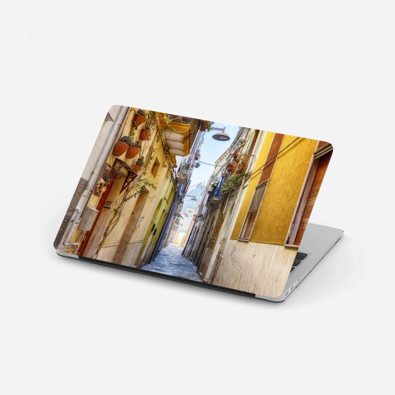 Laptop-Aufkleber mediterrane promenade mit pastellfarbenen häusern – Wallnifity®