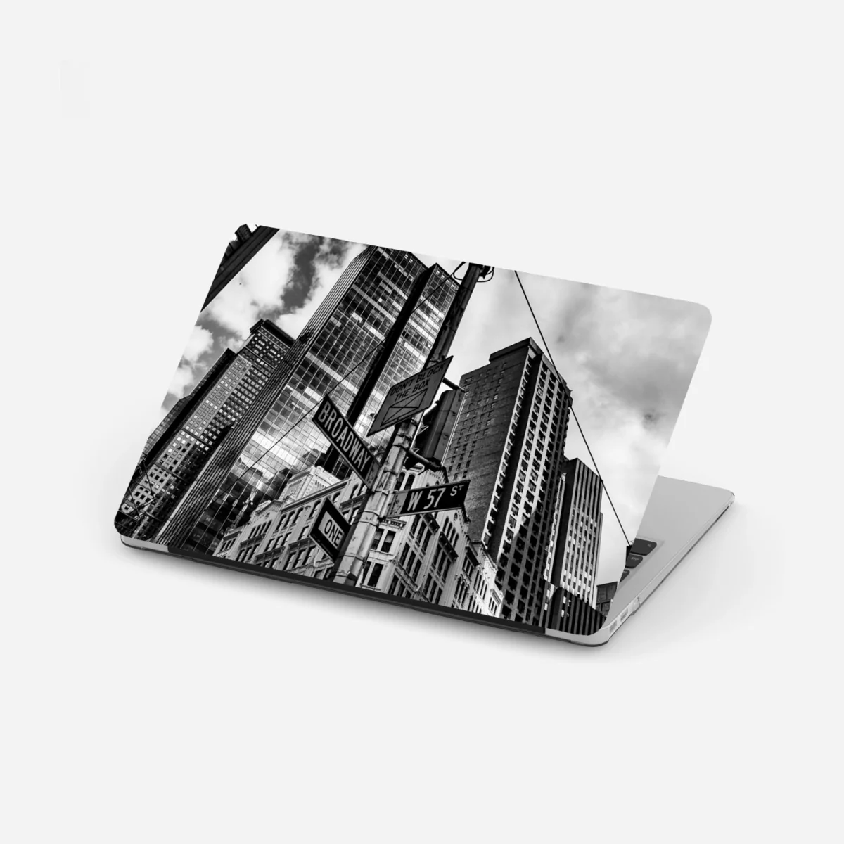 Laptop-Aufkleber Broadway und W 57 St – städtische szene in schwarzweiß – Wallnifity®