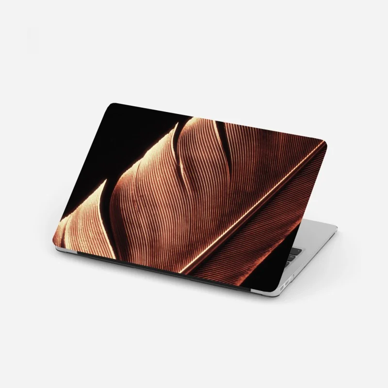 Laptop-Aufkleber goldene feder makro vor schwarzem hintergrund