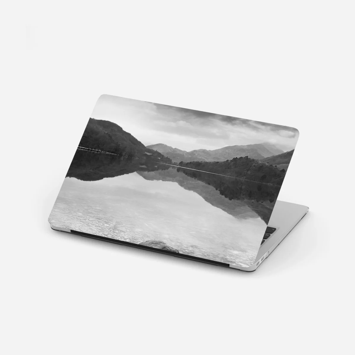 Laptop-Aufkleber ruhiger bergsee mit spiegelung – Wallnifity® Laptop-Aufkleber ruhiger bergsee mit spiegelung – Wallnifity®