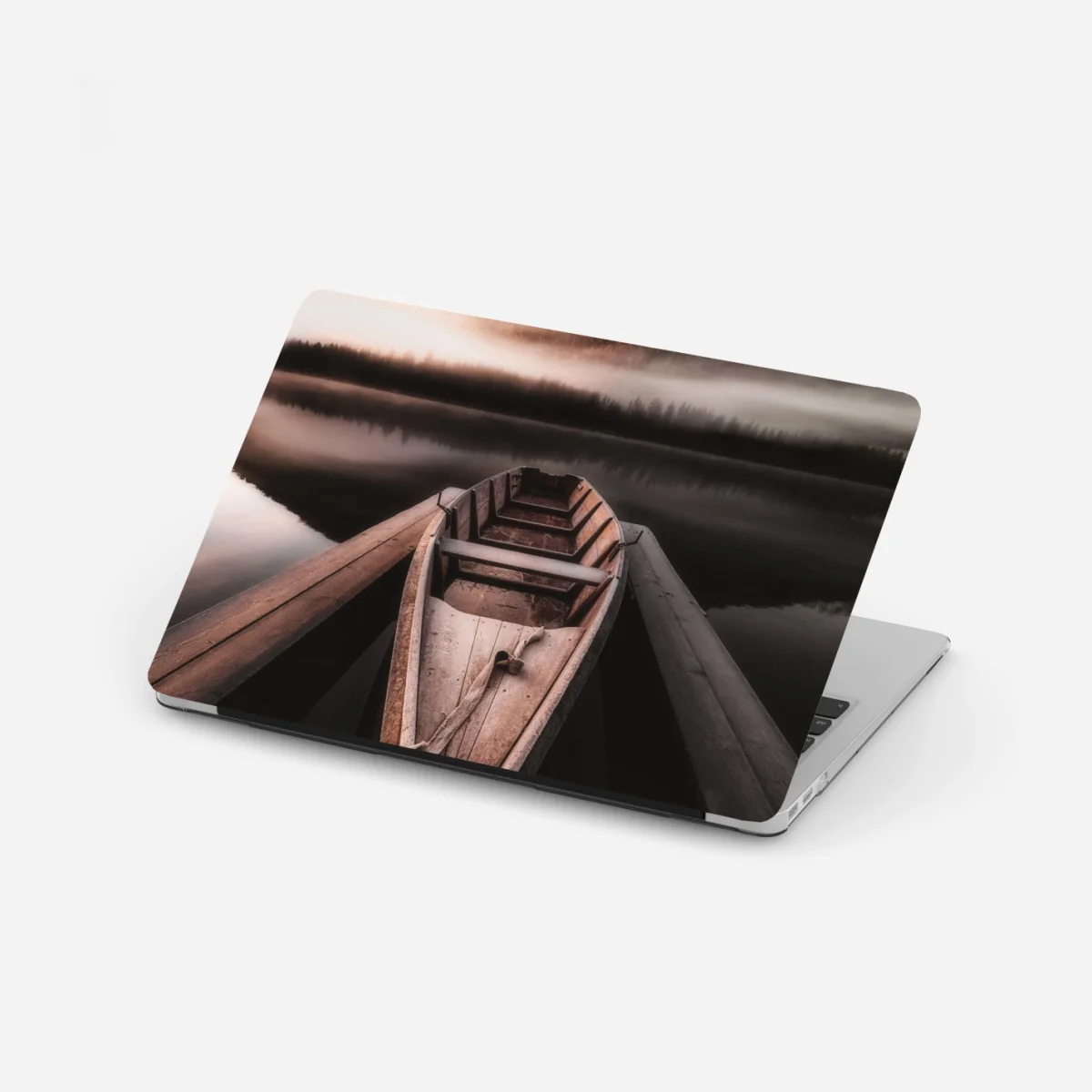 Laptop-Aufkleber nebliges boot am bergsee – Wallnifity® Laptop-Aufkleber nebliges boot am bergsee – Wallnifity®