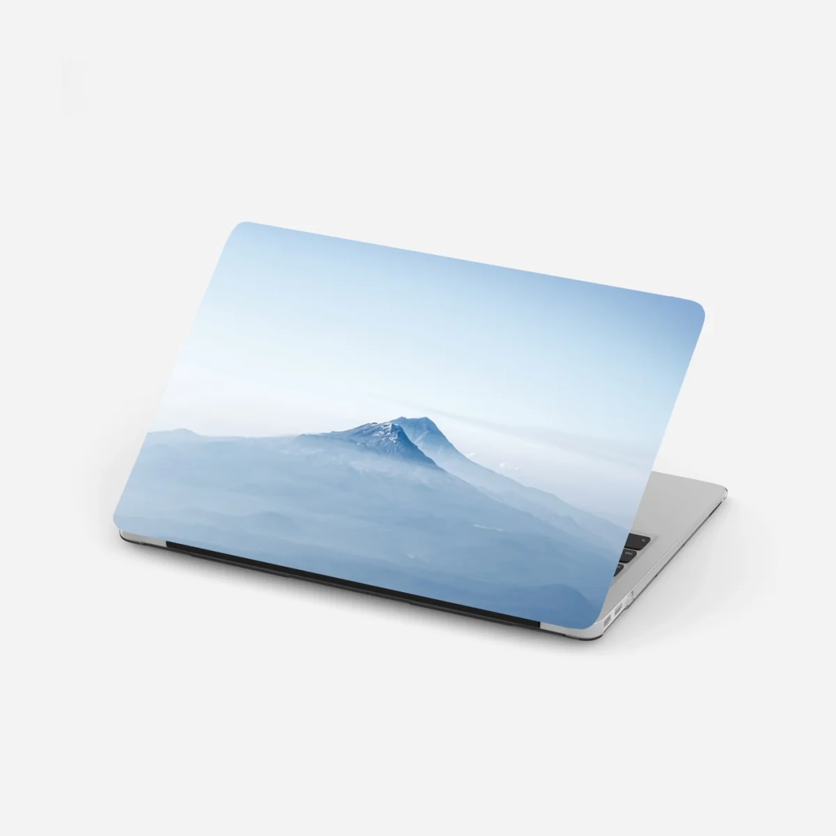 Laptop-Aufkleber neblige blaue berggipfel – Wallnifity® Laptop-Aufkleber neblige blaue berggipfel – Wallnifity®